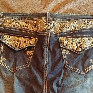 Embrodered Cato Premium Capris